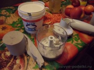 Sárkány készült papírmasé meg kézzel (a sárkány) Sárkány készült papírmasé kezük