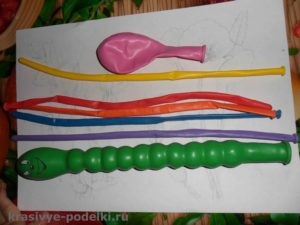 Sárkány készült papírmasé kezük (fogja érinteni a tetőn) Sárkány készült papírmasé kezük