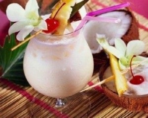 Elkészítjük koktélok likőr Malibu (Malibu likőr fény) Készítsünk koktélok likőr Malibu