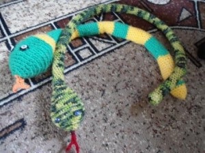 Souvenir játék kígyó, kötés és horgolás