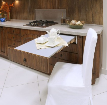 Belsejében egy kis konyha használja praktikus kihúzható asztal