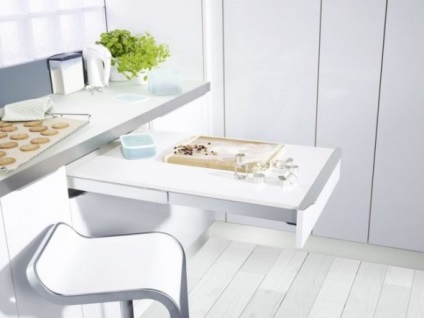 Belsejében egy kis konyha használja praktikus kihúzható asztal