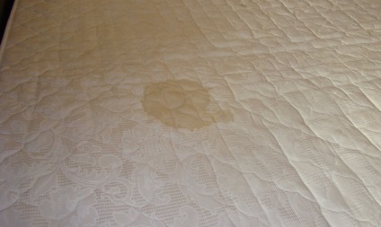 Hogyan és mit kell tisztítani a matrac otthon - tisztitó vizelet