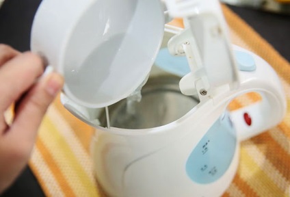 Hogyan lehet megszabadulni a szaga a műanyag egy teáskanna - okok és módszerek harc
