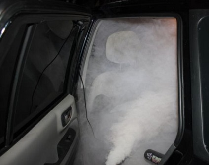 Hogyan lehet megszabadulni a szaga a dohány az autóban