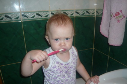 Hogyan kezeljük a 2 éves gyermek fogszuvasodás - hogyan kell kezelni a fogszuvasodást a fogak között - a gyermek egészségére