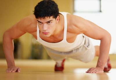 Hogyan kell építeni a bicepsz fekvőtámasz otthon