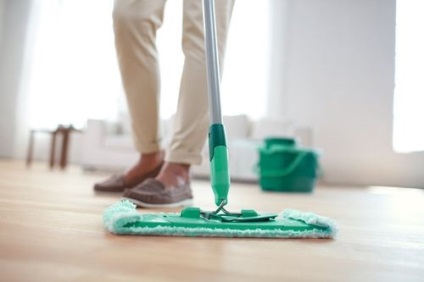 Hogyan tisztítsa meg a padlót a festés után