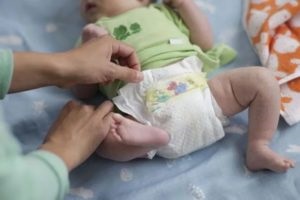 Hogyan kell viselni egy pelenka újszülött tippek