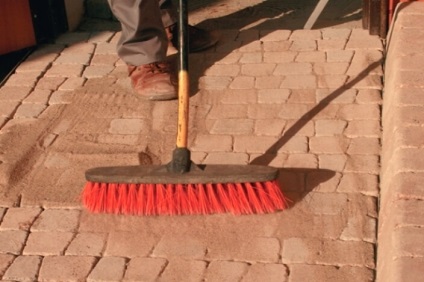 Hogyan feküdt útburkoló csempe kezük