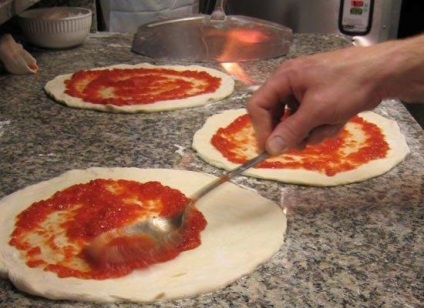 Hogyan készítsünk egy finom mártást pizza recept több változatban