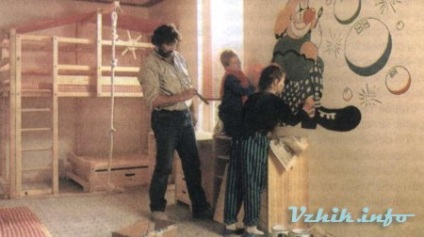 A festmények a falakon, ajtókon (falak) A festmények a falakon, ajtókon