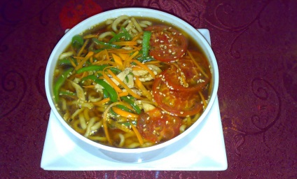 Kínai leves csirkével és tésztával