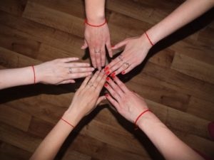 Vörös menet a bal csuklóján, hogyan lehet lekötni egy imát suttogott (balra) Vörös menet a bal csuklóján, hogyan lehet lekötni egy imát, suttogó