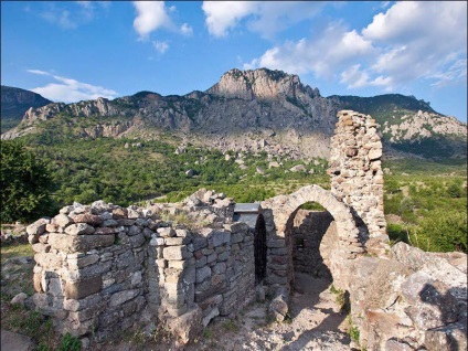 Fortress Funa útvonalakat, helyét, leírását, hogyan juthatunk el oda autóval és gyalog