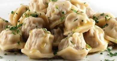 Csirke filé tejszínes mustármártásban egy serpenyőben recept fotó (tejföl és mustár) Csirkemell filé, tejszínes, mustáros mártással egy serpenyőben recept egy fotó