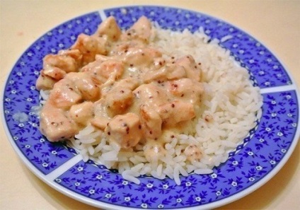 Csirkemell filé, tejszínes, mustáros mártással egy serpenyőben recept fényképpel (filé) Csirkemell filé, tejszínes, mustáros mártással egy serpenyőben recept egy fotó