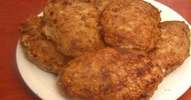 Csirkemell filé, tejszínes, mustáros mártással egy serpenyőben recept fényképpel (csirke) Csirkemell filé, tejszínes, mustáros mártással egy serpenyőben recept egy fotó