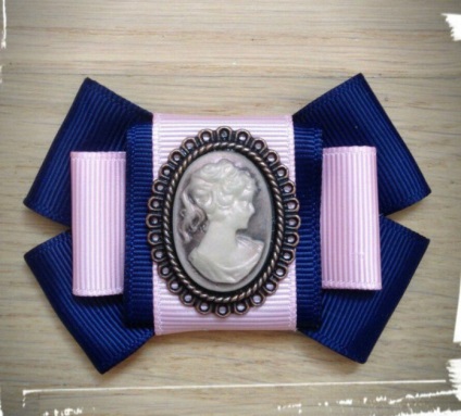 Mesterkurzus Elizabeth - bross a szalagok saját kezűleg (kitűző szalag kezeddel mester osztály) Mesterkurzus Elizabeth - bross a szalagok saját kezűleg