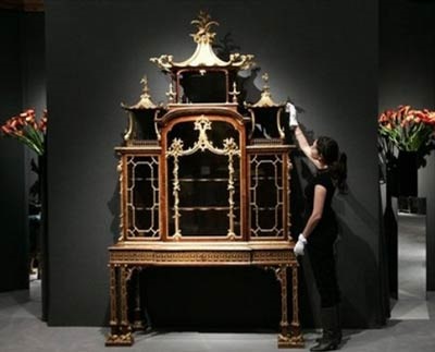 Bútor kezében tartalommal (bútor) Bútor a kezében tartalom