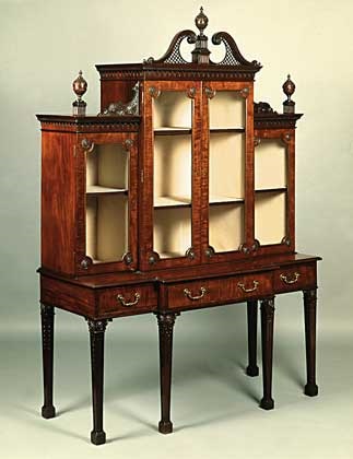 Bútor kezében tartalommal (Chippendale) Bútor a kezében tartalom