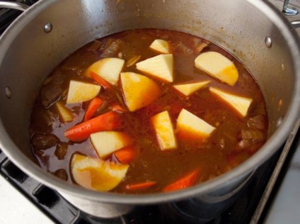 Marhapörkölt burgonyával - lépésről lépésre recept fényképek (főzés) Marhapörkölt burgonyával - lépésről lépésre recept fotók
