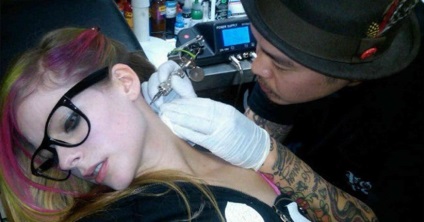 Milyen fájdalmas eltávolítani a tetoválást a nyakán