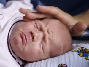 Újszülött baba sír az esti órákban, egy újszülött