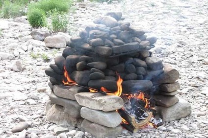 Camp kályha fürdőkhöz a boltban, egy házi fém, tűzhely