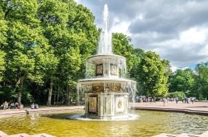 Peterhof, hogyan lehet eljutni Budapest függetlenül önerejéből, vagy a tömegközlekedés