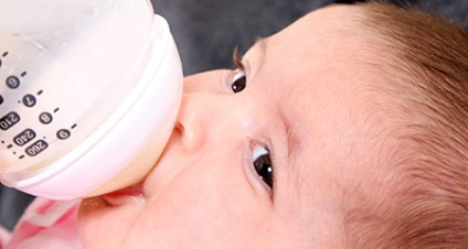 Etetés a gyermek 5 hónap, üvegből táplált