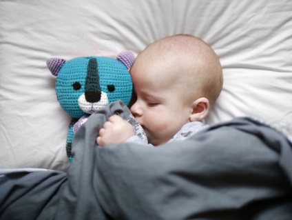 Miért a gyermek nem alszik éjszaka mellkas, újszülött, ötletek
