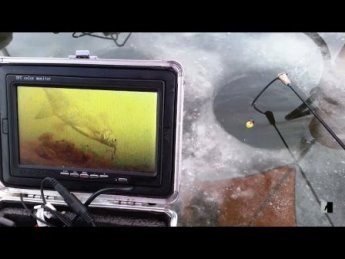 Víz alatti fényképezőgép téli horgászat a kezüket
