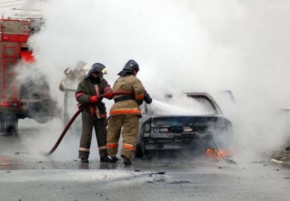 A tűz az autóban okoz, módszerek tűzoltó és megelőző intézkedések