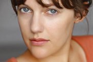 Frizurák Meryem Uzerli életben, a reklám és a magazin fotózásokra (folyóirat) Frizurák Meryem Uzerli életben, a reklám és a magazin fotózások