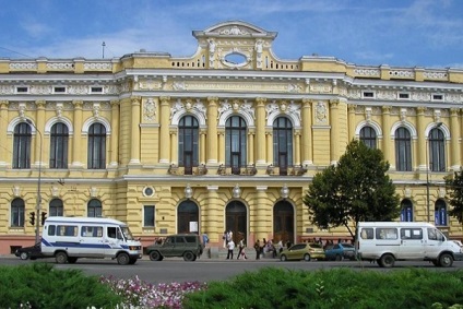 Séta Harkovban Alkotmány téren