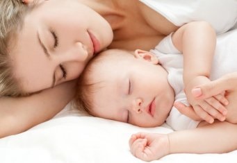 A fejlesztés a gyermek 3 hónapos alvás üzemmódban a nap, élelmiszer, játék, gondozás