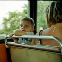 A gyermek unatkozik busszal, mint hogy