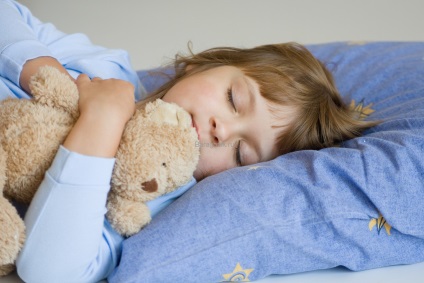 Gyermek 5-6 éves alszik sokat napközben, emelkedik a reggeli komolyan