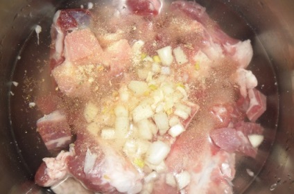 Recept párolt burgonya sertés és a sertéshús csont lépésről lépésre képekkel (sertés) Recept párolt burgonya sertés és a sertéshús csont lépésről lépésre képekkel