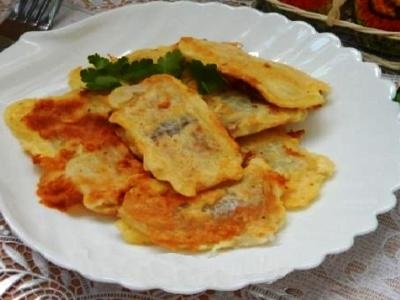 Pollack hal a serpenyőben megsütjük, mint egy finom tésztát (finom) Pollock hal egy serpenyőben megsütjük mindkét finom tempura