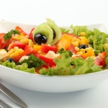 A kukorica saláta és sajt, topsalads (fejes saláta) Saláta kukorica és sajt, topsalads