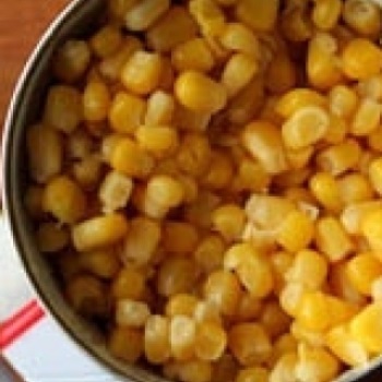 A kukorica saláta és sajt, topsalads (nyers) Saláta kukorica és sajt, topsalads