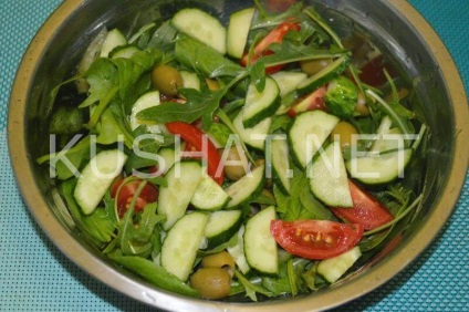 Saláta rukkolával és koktélparadicsommal