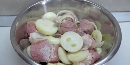 Skewer sertés a sütőben sütés, egy fólia, egy hüvelyt (kebab nyárs sertés a sütő) Nyárs sertés a kemencében egy tepsibe a fóliában azon a hüvely
