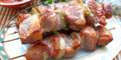 Skewer sertés a sütőben sütés, egy fólia, egy hüvelyt (grill sertéshús a kemencében a hüvely) Nyárs sertés a kemencében egy tepsibe a fóliában azon a hüvely