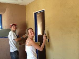 Vakolás clay walls, mint a tapéta, hogy összehangolják a (agyag) Kőműves clay walls, hogyan kell összehangolni az tapéta