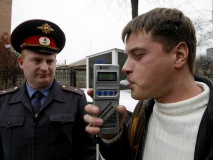 Mennyi alkoholt a vérben tartjuk, és mennyi ideig érezhető, ha kilégzés levegőt (amely a szervezetben) Mennyi alkoholt a vérben tartjuk, és mennyi ideig észlelhető kilégzett levegő