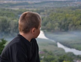 egy protézis gyalogossal vált modell, nem (24 éves Aleks Minski) egy protézis gyalogossal vált modell, nem