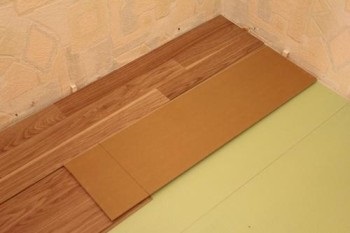 Tippek szóló, laminált a folyosón (a bejárati ajtó jobb) Tippek szóló, laminált a folyosón